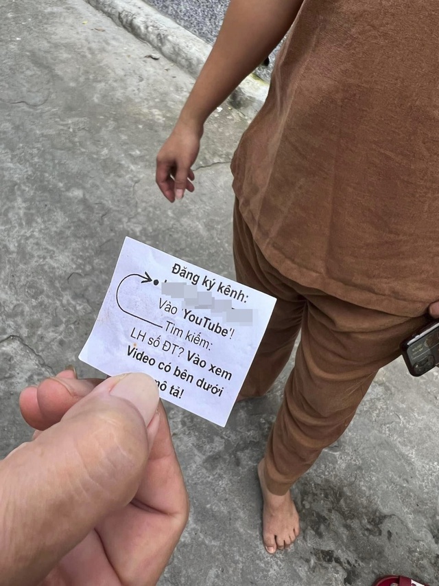 Thanh niên dán giấy, nhỏ keo 502 lên ổ khóa 45 nhà dân để 'đề nghị' đăng ký kênh YouTube - Ảnh 2.