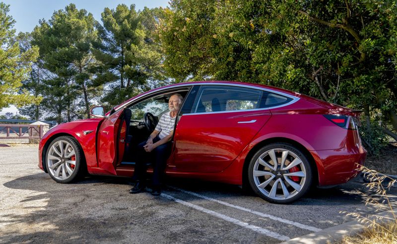 Tesla chịu trận vì Elon Musk: Cả khách hàng cũ lẫn mới đều quay lưng vì chê CEO như cậu nhóc 7 tuổi, chán nản với vô số trò đùa cợt vô bổ - Ảnh 1.