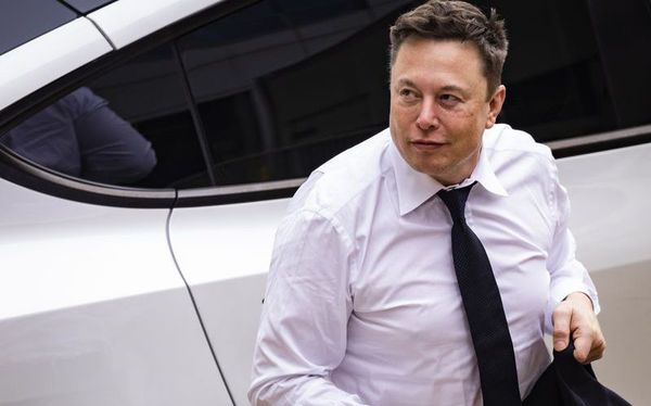 Tesla chịu trận vì Elon Musk - Ảnh 1.