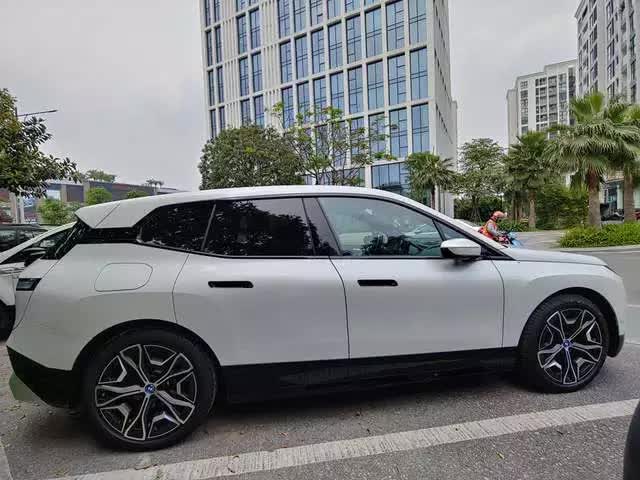 BMW iX đầu tiên tại Việt Nam ra biển số - SUV điện ngang cỡ VinFast VF 8 - Ảnh 4.