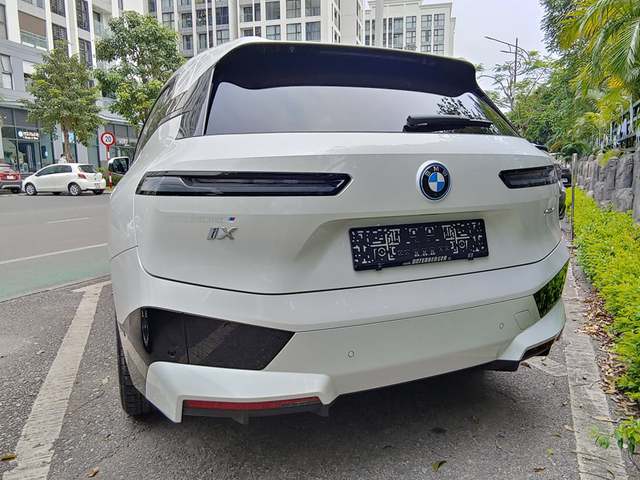 BMW iX đầu tiên tại Việt Nam ra biển số - SUV điện ngang cỡ VinFast VF 8 - Ảnh 6.