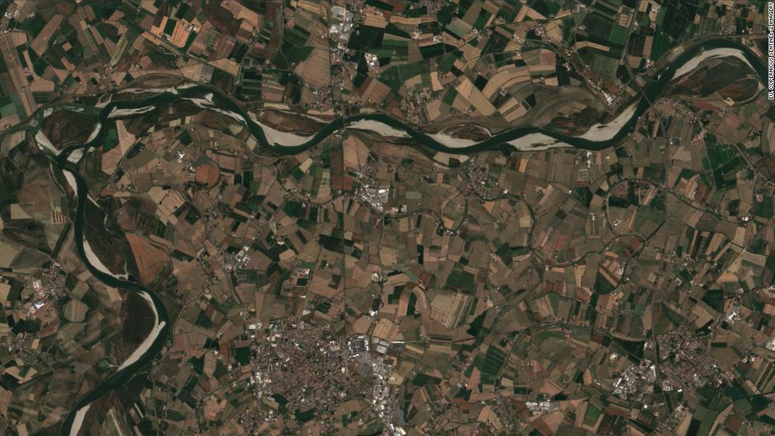 Ảnh từ vệ tinh: Các con sông trên thế giới đang khô cạn vì thời tiết khắc nghiệt - Ảnh 8.