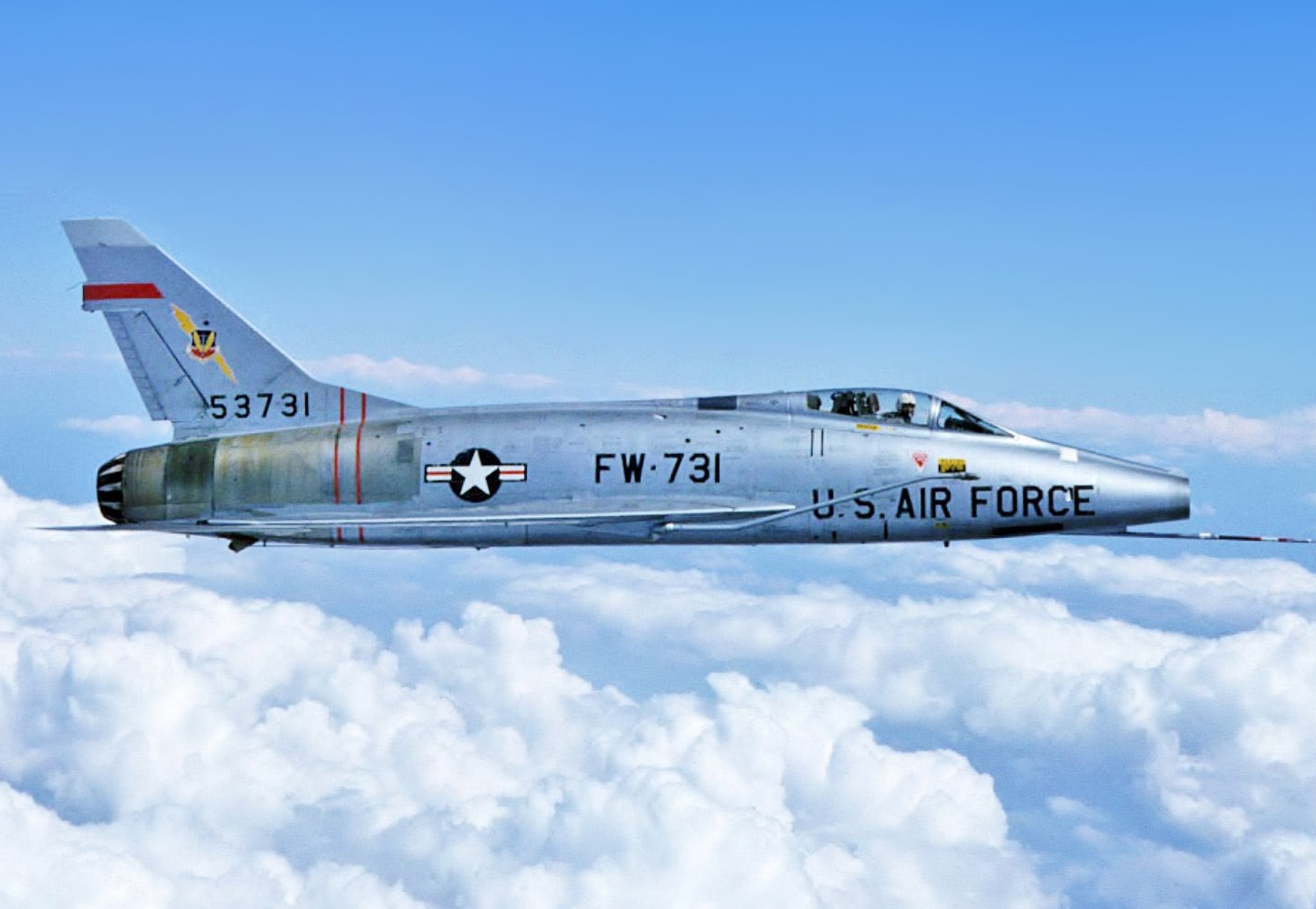 F-100 Super Sabre: Chiến đấu cơ siêu thanh đầu tiên của Mỹ là huyền thoại hay thảm họa? - Ảnh 1.