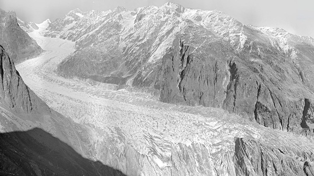 Các sông băng của Thụy Sĩ tan chảy một nửa lượng băng trong chưa đầy một thế kỷ - Ảnh 2.