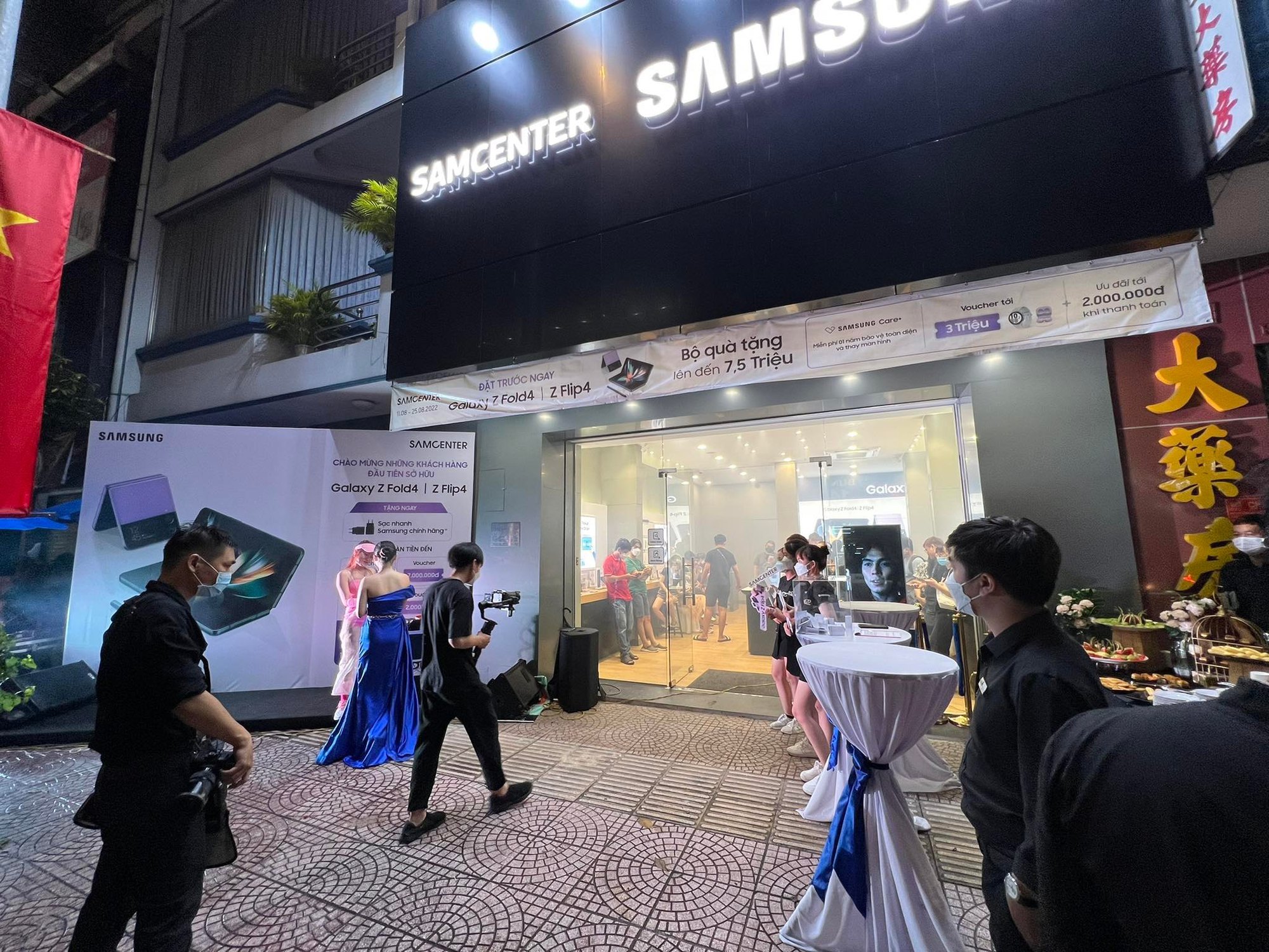 Galaxy Z Fold4 và Flip4 mở bán tại Việt Nam: Thiết kế không đổi nhưng vẫn nhiều người mua - Ảnh 1.