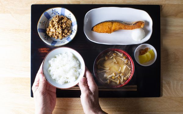 Nhật Bản đau đầu vì người dân chán ăn cơm với cá - Ảnh 1.