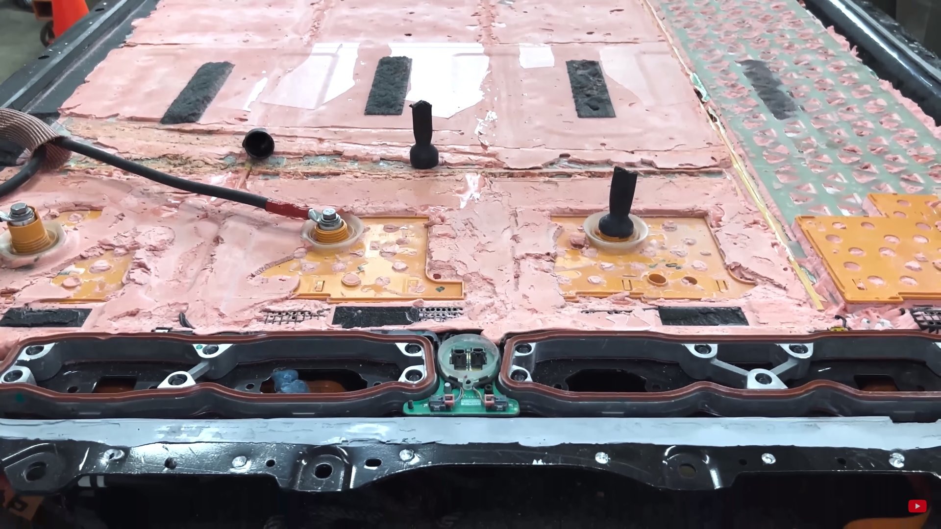 Tháo tung bộ pin 'xịn nhất' của xe điện Tesla, nhóm chuyên gia bất ngờ trước bí mật công nghệ của Elon Musk - Ảnh 4.