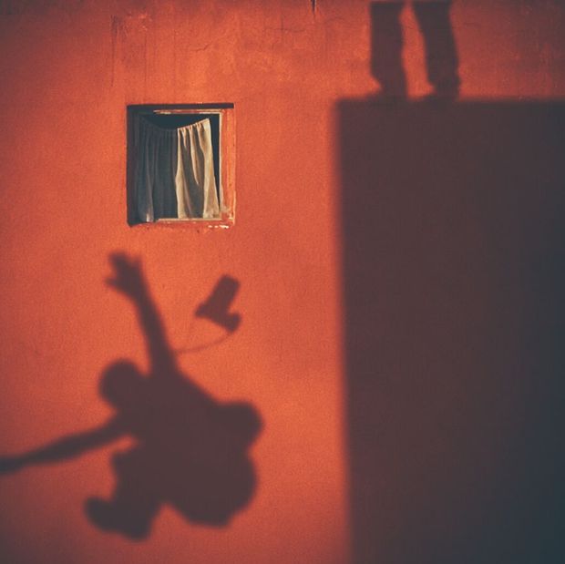 Nhiếp ảnh gia dành 12 năm để chụp một khung cửa sổ cô đơn: Khi cảnh vật đơn giản nhất cũng ghi lại hình dáng của thời gian - Ảnh 4.