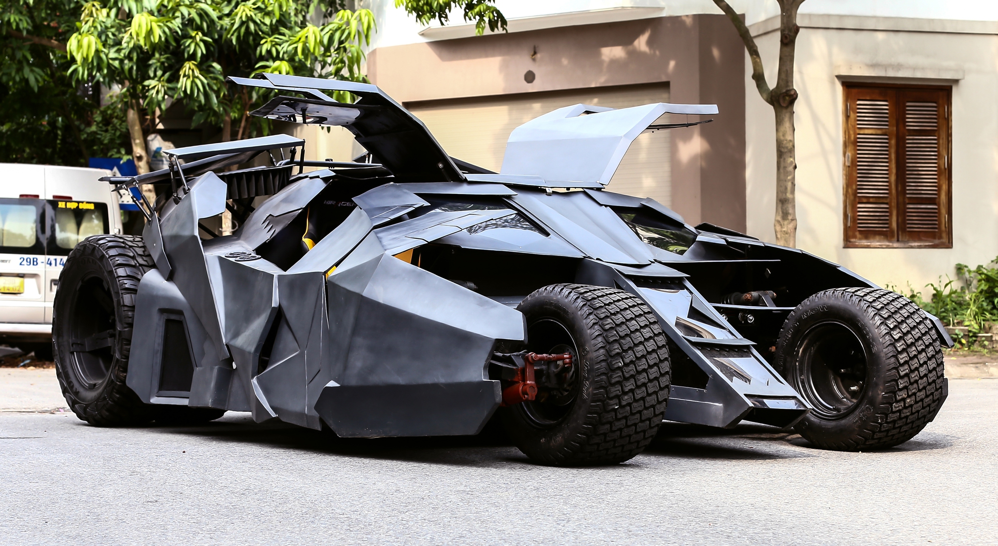 Cận cảnh xe Batman hơn nửa tỷ đồng của ‘phù thuỷ hoá trang 9x - Ảnh 2.