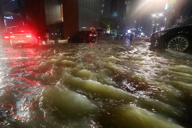 Chùm ảnh: Seoul 'xung quanh toàn là nước' trong trận mưa lớn nhất 80 năm qua, hàng loạt người phải rời bỏ nhà cửa - Ảnh 11.