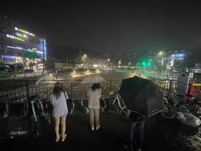 Chùm ảnh: Seoul 'xung quanh toàn là nước' trong trận mưa lớn nhất 80 năm qua, hàng loạt người phải rời bỏ nhà cửa - Ảnh 13.