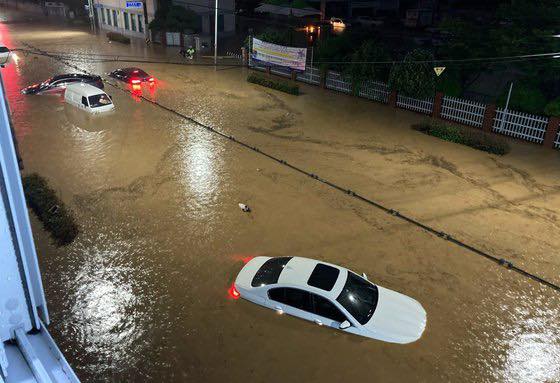 Chùm ảnh: Seoul 'xung quanh toàn là nước' trong trận mưa lớn nhất 80 năm qua, hàng loạt người phải rời bỏ nhà cửa - Ảnh 14.