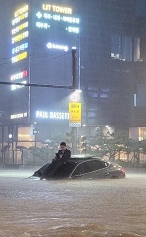 Chùm ảnh: Seoul 'xung quanh toàn là nước' trong trận mưa lớn nhất 80 năm qua, hàng loạt người phải rời bỏ nhà cửa - Ảnh 15.