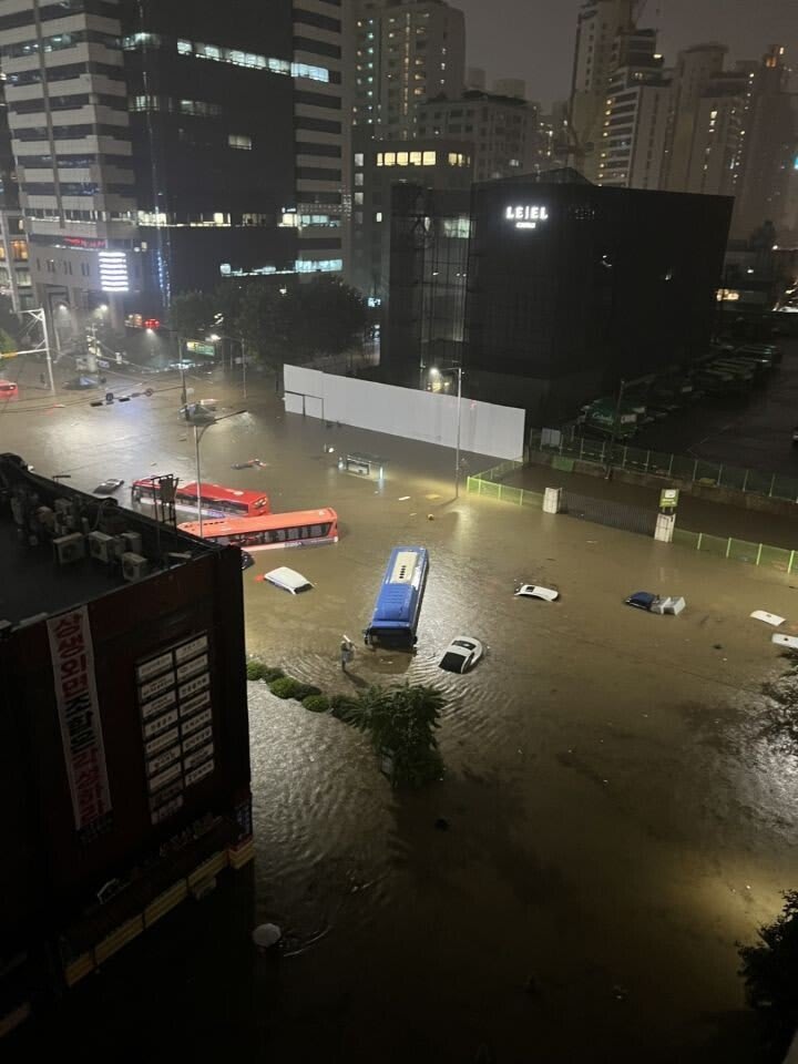 Chùm ảnh: Seoul 'xung quanh toàn là nước' trong trận mưa lớn nhất 80 năm qua, hàng loạt người phải rời bỏ nhà cửa - Ảnh 3.