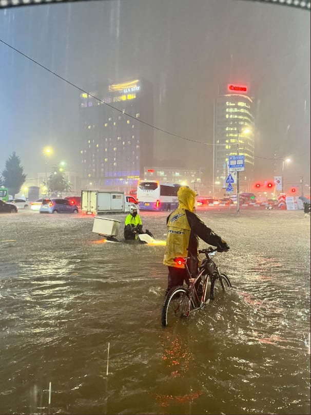 Chùm ảnh: Seoul 'xung quanh toàn là nước' trong trận mưa lớn nhất 80 năm qua, hàng loạt người phải rời bỏ nhà cửa - Ảnh 4.