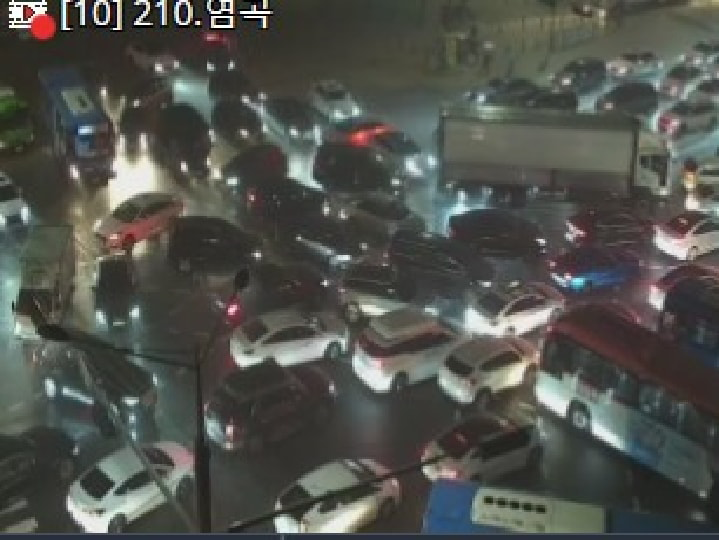 Chùm ảnh: Seoul 'xung quanh toàn là nước' trong trận mưa lớn nhất 80 năm qua, hàng loạt người phải rời bỏ nhà cửa - Ảnh 5.