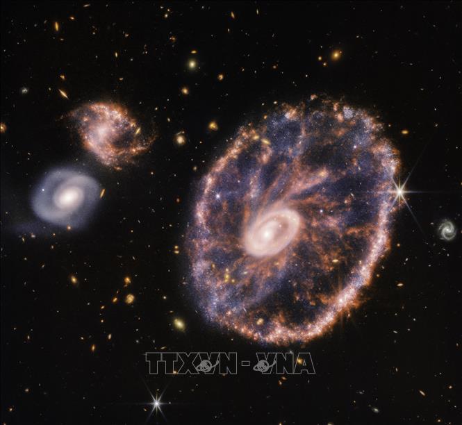 Kính thiên văn James Webb tiết lộ vẻ đẹp rực rỡ của Thiên hà Bóng ma - Ảnh 1.