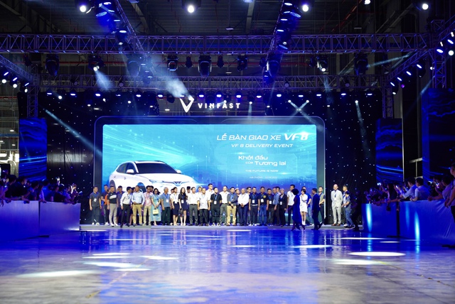 Người đã mua 4 xe VinFast đi nhận VF 8 : Đây là giây phút lịch sử của ngành ô tô Việt Nam - Ảnh 1.