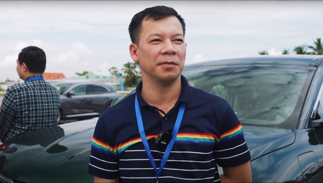 Người đã mua 4 xe VinFast đi nhận VF 8 : Đây là giây phút lịch sử của ngành ô tô Việt Nam - Ảnh 8.