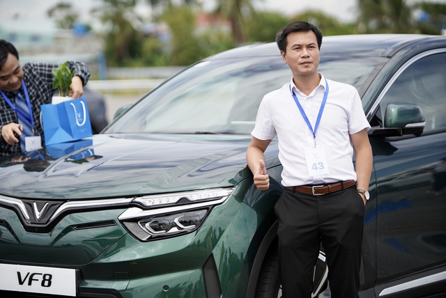 Người đã mua 4 xe VinFast đi nhận VF 8 : Đây là giây phút lịch sử của ngành ô tô Việt Nam - Ảnh 4.