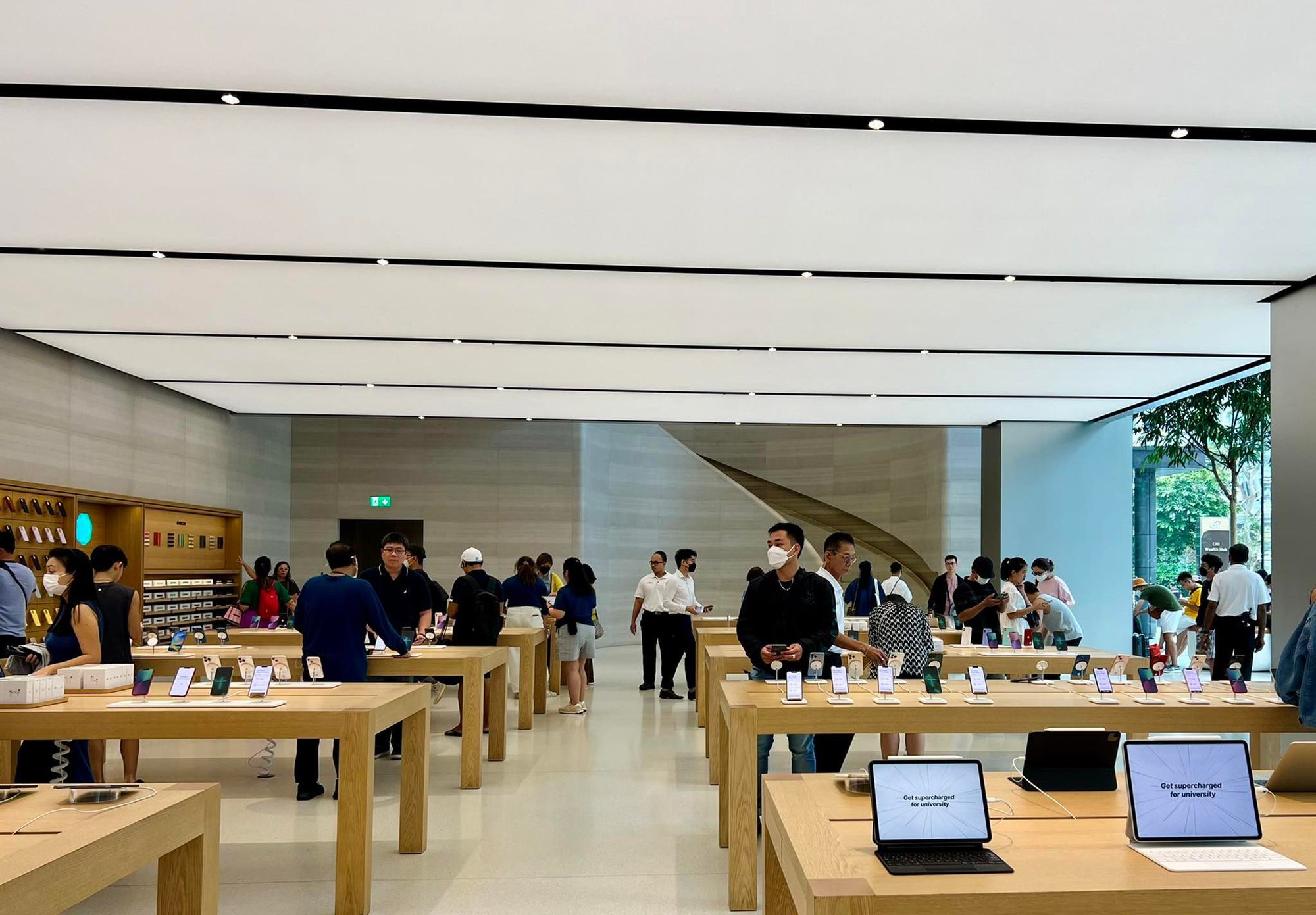 Người Việt sang Singapore, Thái xếp hàng mua iPhone 14 có nguy cơ &quot;tay trắng&quot; ra về vì quy định mới của Apple Store - Ảnh 1.