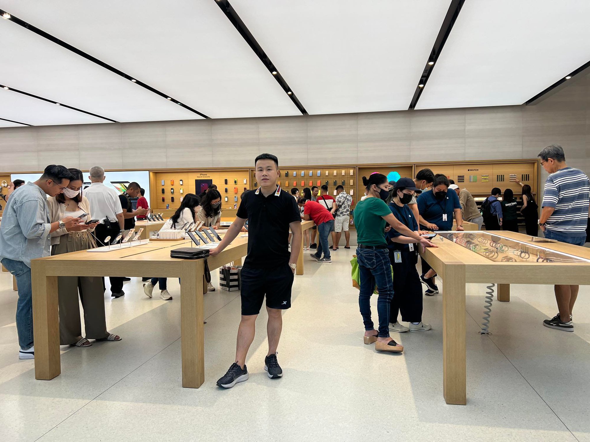Người Việt sang Singapore, Thái xếp hàng mua iPhone 14 có nguy cơ &quot;tay trắng&quot; ra về vì quy định mới của Apple Store - Ảnh 2.