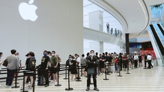 Người Việt xếp hàng tại Thái Lan, Singapore đã mua được iPhone 14: Máy đầu tiên về Việt Nam sẽ có giá trên 50 triệu đồng! - Ảnh 1.