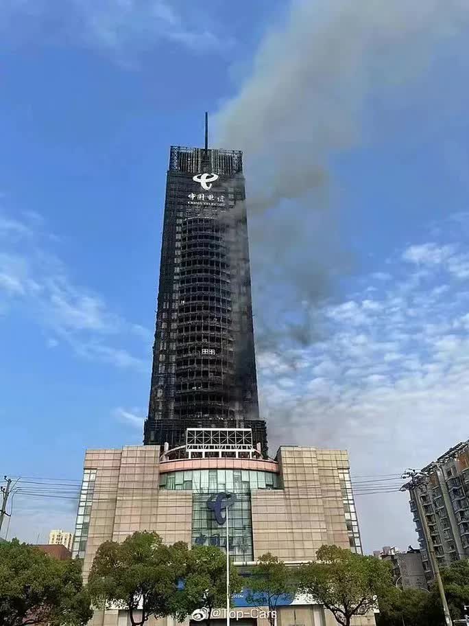 Hình ảnh tòa nhà 42 tầng cháy đen ở Trung Quốc - Ảnh 4.