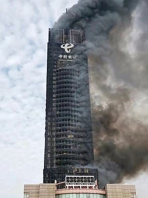 Hình ảnh tòa nhà 42 tầng cháy đen ở Trung Quốc - Ảnh 2.