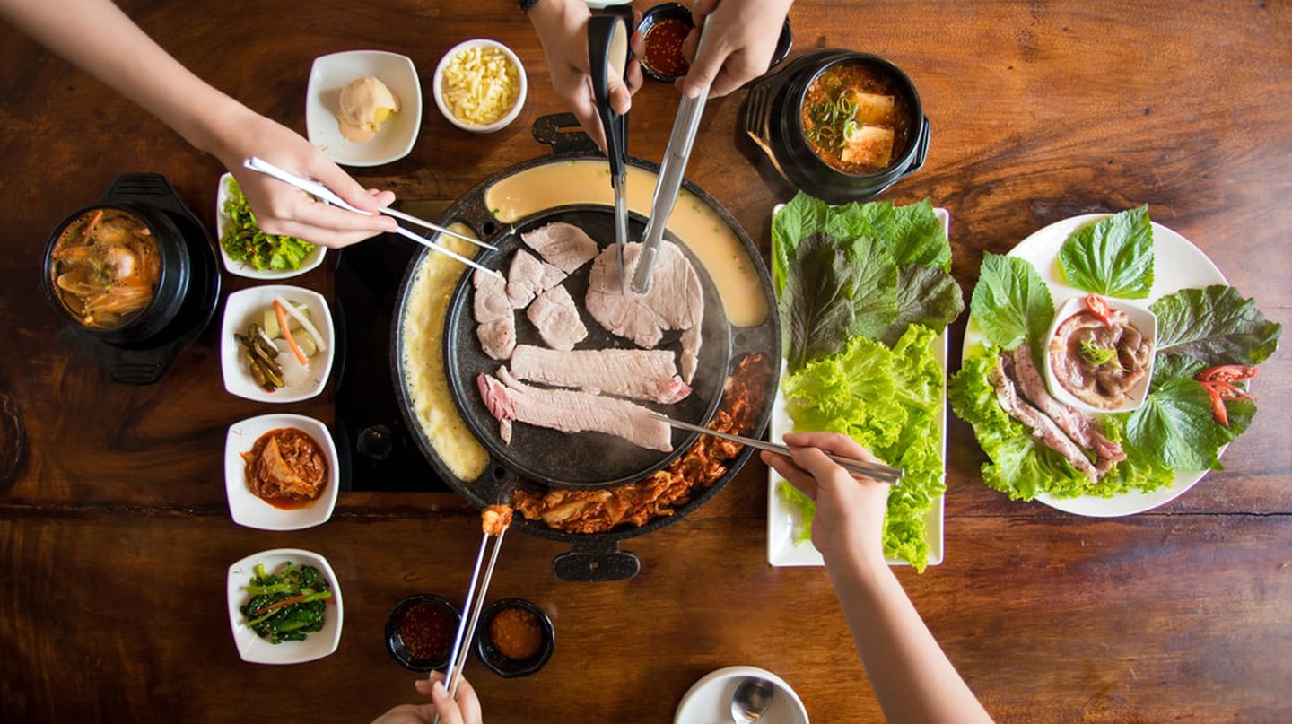 Vì sao đũa kim loại trơn trượt, khó gắp thức ăn nhưng người Hàn lại ưa chuộng dùng suốt hàng thế kỷ? - Ảnh 4.