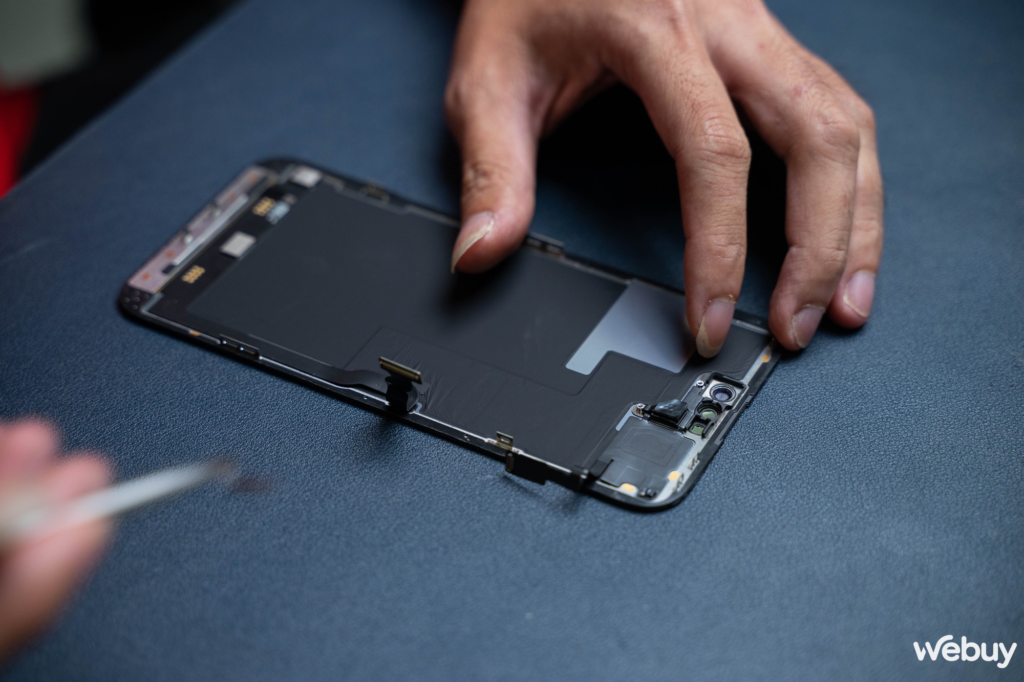 Mổ bụng iPhone 14 Pro Max tại Việt Nam: Smartphone đầu tiên của Apple với màn hình &quot;đục lỗ&quot; - Ảnh 10.