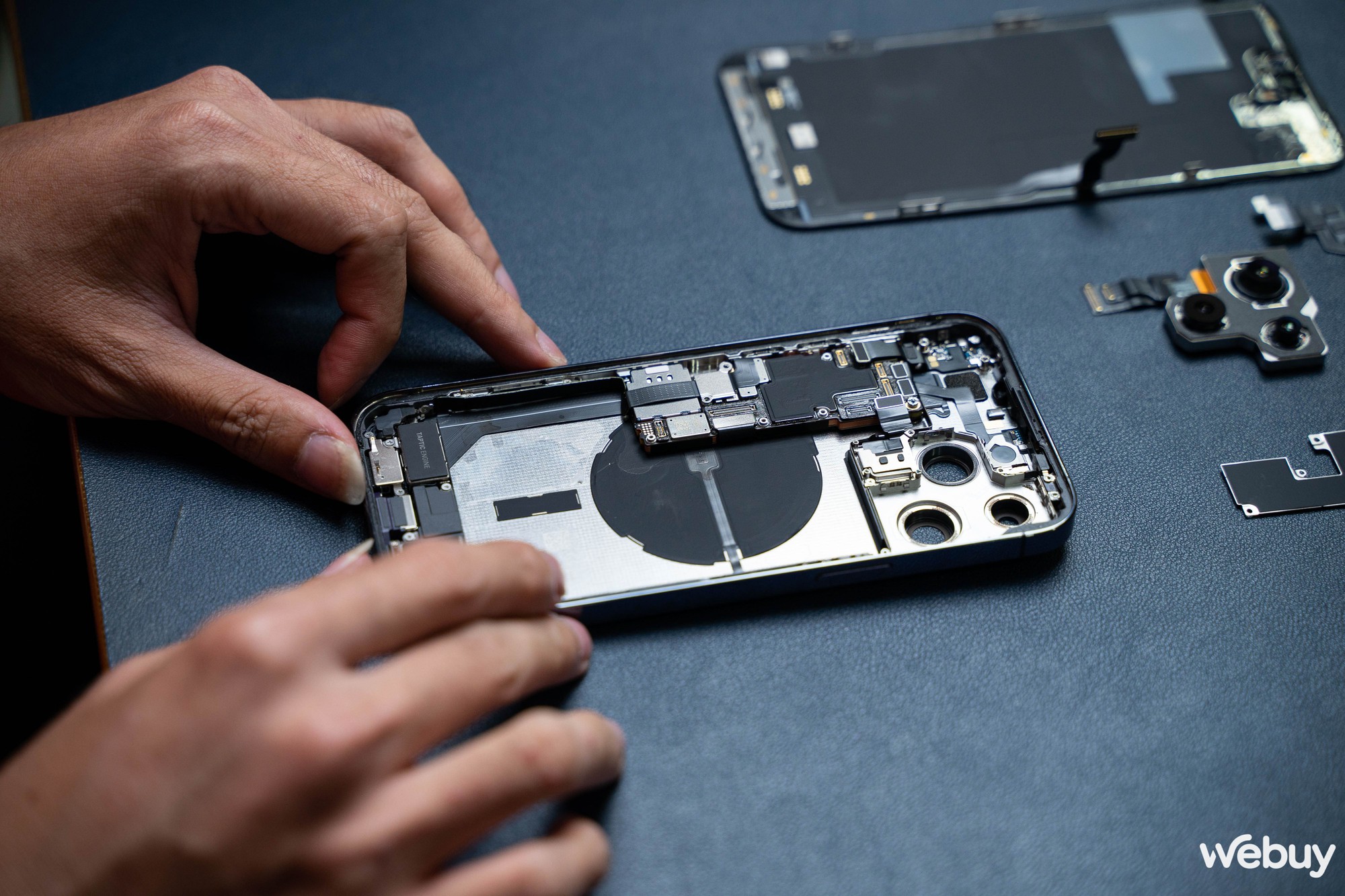 Mổ bụng iPhone 14 Pro Max tại Việt Nam: Smartphone đầu tiên của Apple với màn hình &quot;đục lỗ&quot; - Ảnh 13.