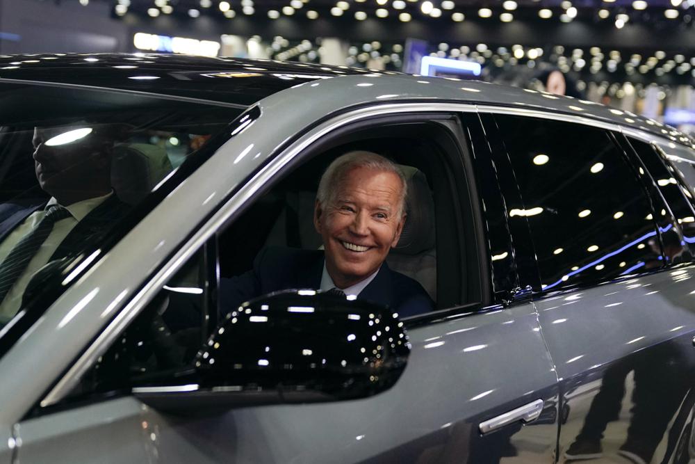 &quot;Người mê xe&quot; Biden đăng bài quảng bá xe điện, nhưng lại dùng ảnh xe xăng - Ảnh 5.