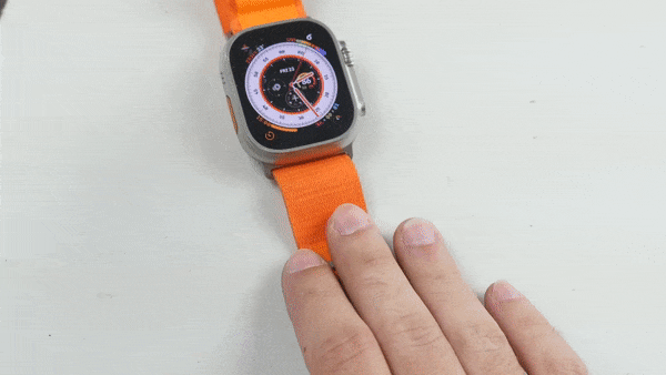 YouTuber dùng búa thử độ bền Apple Watch Ultra: mặt bàn hỏng trước cả đồng hồ - Ảnh 1.