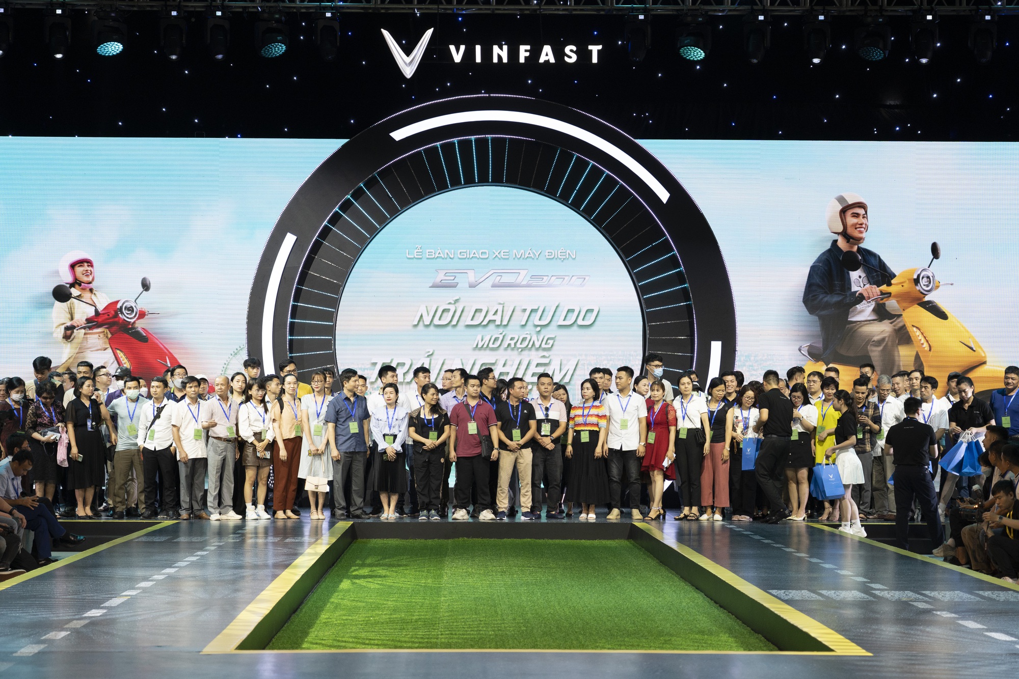 Chủ VinFast Evo200 'lặn lội' hơn 200 km nhận xe tặng con: Món quà đắt giá cho năm học mới - Ảnh 1.