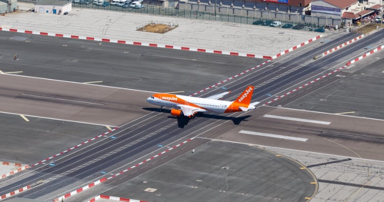 Sân bay Gibraltar - Đường băng duy nhất trên thế giới giao nhau với một con đường - Ảnh 4.