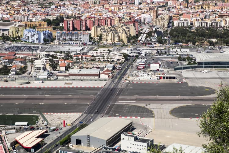 Sân bay Gibraltar - Đường băng duy nhất trên thế giới giao nhau với một con đường - Ảnh 2.