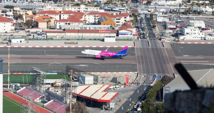 Sân bay Gibraltar - Đường băng duy nhất trên thế giới giao nhau với một con  đường