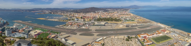 Sân bay Gibraltar - Đường băng duy nhất trên thế giới giao nhau với một con đường - Ảnh 3.