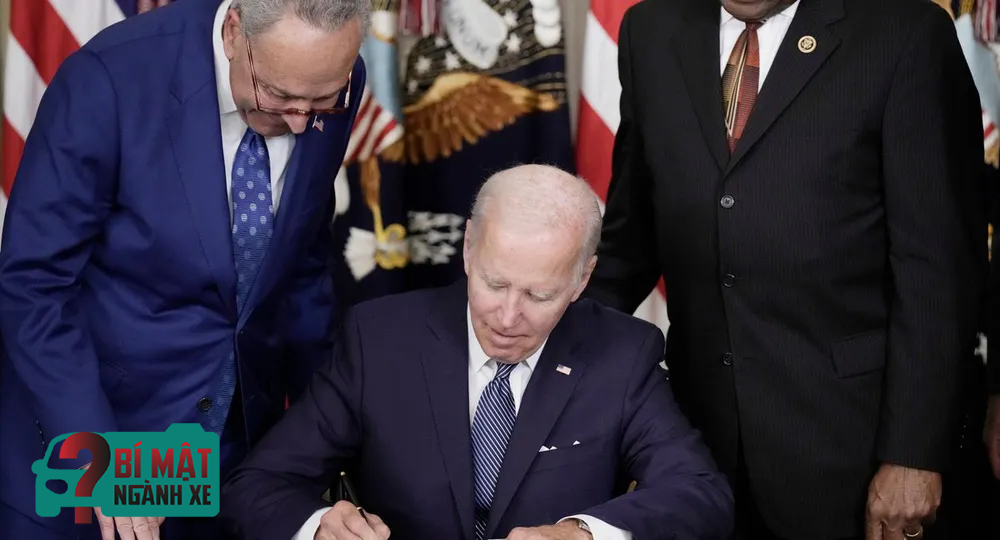 Chính sách xe điện ông Joe Biden mới ký: Treo lợi thế của VinFast 'bằng sợi tóc' - Ảnh 1.