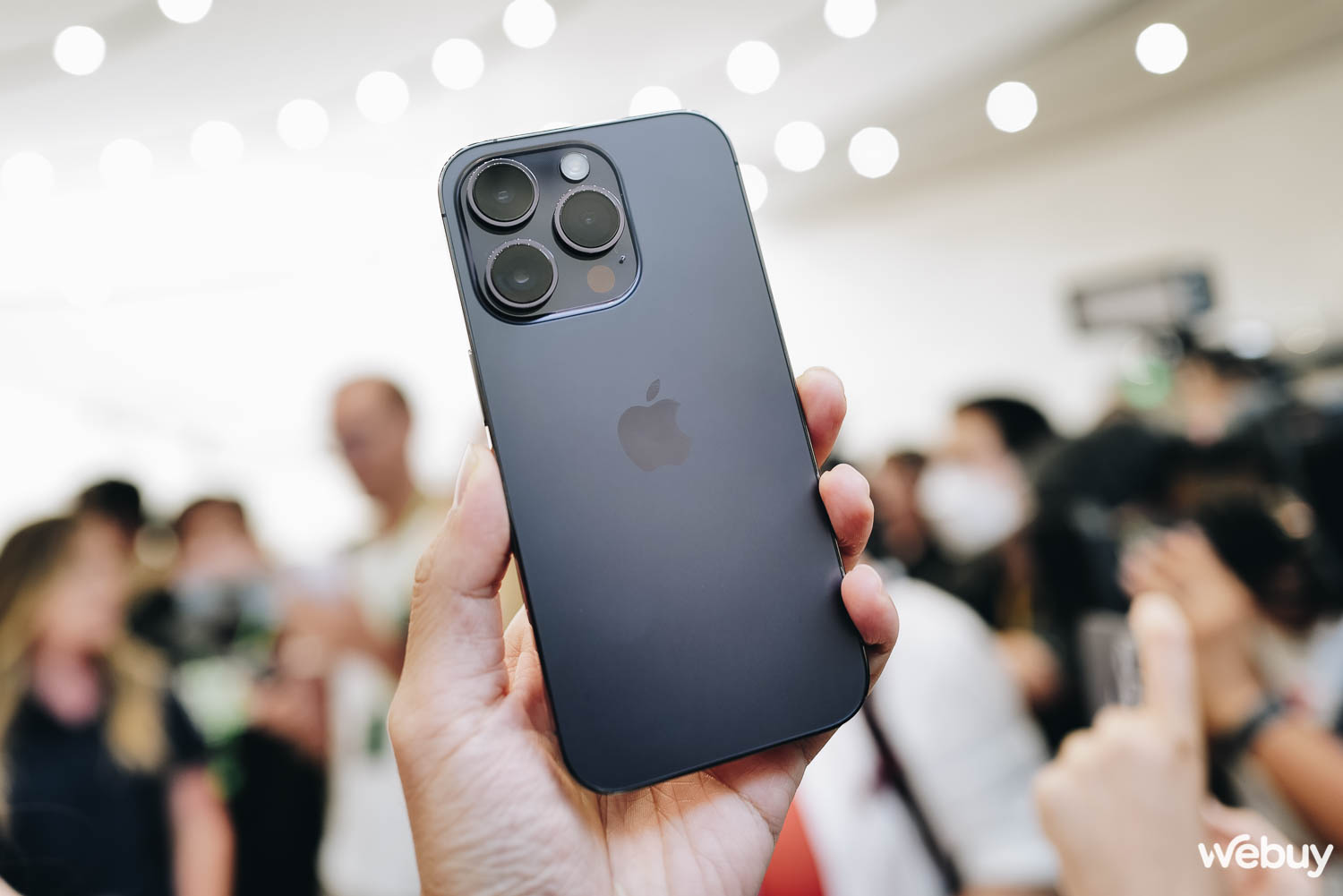 Cận cảnh iPhone 14 Pro tại sự kiện Apple: Thiết kế &quot;Dynamic Island&quot;, màu tím Deep Purple, loại bỏ khay SIM, giá không đổi - Ảnh 1.