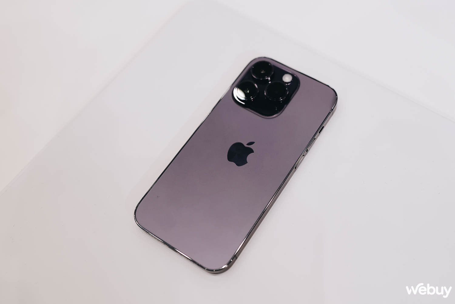 Cận cảnh iPhone 14 Pro tại sự kiện Apple: Thiết kế &quot;Dynamic Island&quot;, màu tím Deep Purple, loại bỏ khay SIM, giá không đổi - Ảnh 2.