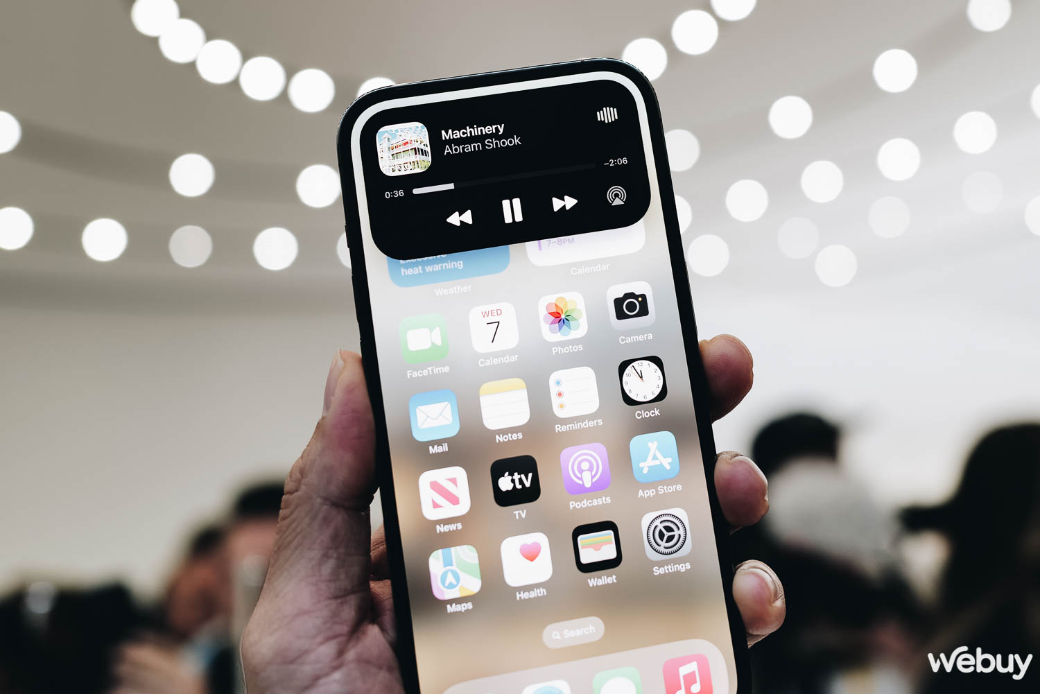 Cận cảnh iPhone 14 Pro tại sự kiện Apple: Thiết kế &quot;Dynamic Island&quot;, màu tím Deep Purple, loại bỏ khay SIM, giá không đổi - Ảnh 8.