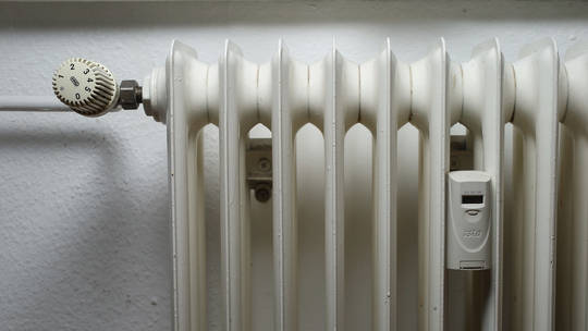 Người bật lò sưởi, bình nước nóng cao quá mức có thể bị phạt tù ở Thụy Sĩ - Ảnh 1.