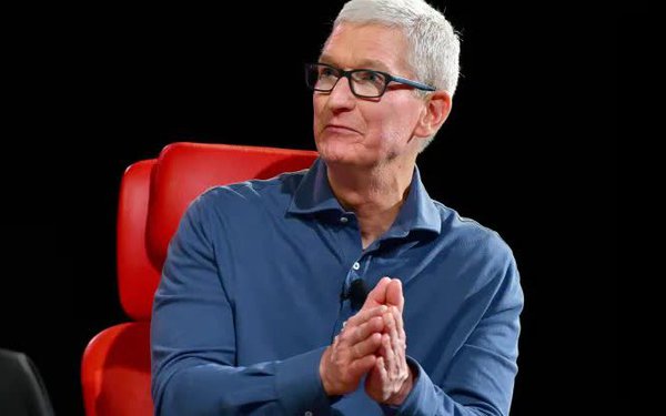 Người dùng than gửi tin nhắn sang máy Android chậm, Tim Cook đáp trả: 'Hãy mua cho mẹ cậu 1 chiếc iPhone' - Ảnh 1.