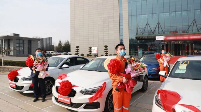 Muôn kiểu thưởng Tết độc lạ Trung Quốc: Một công ty chơi lớn tặng BMW, đồng hồ Rolex, có công ty sếp hứa tặng nhân viên 17 tỷ rồi trao 1 tờ giấy khiến ai cũng ngỡ ngàng - Ảnh 1.