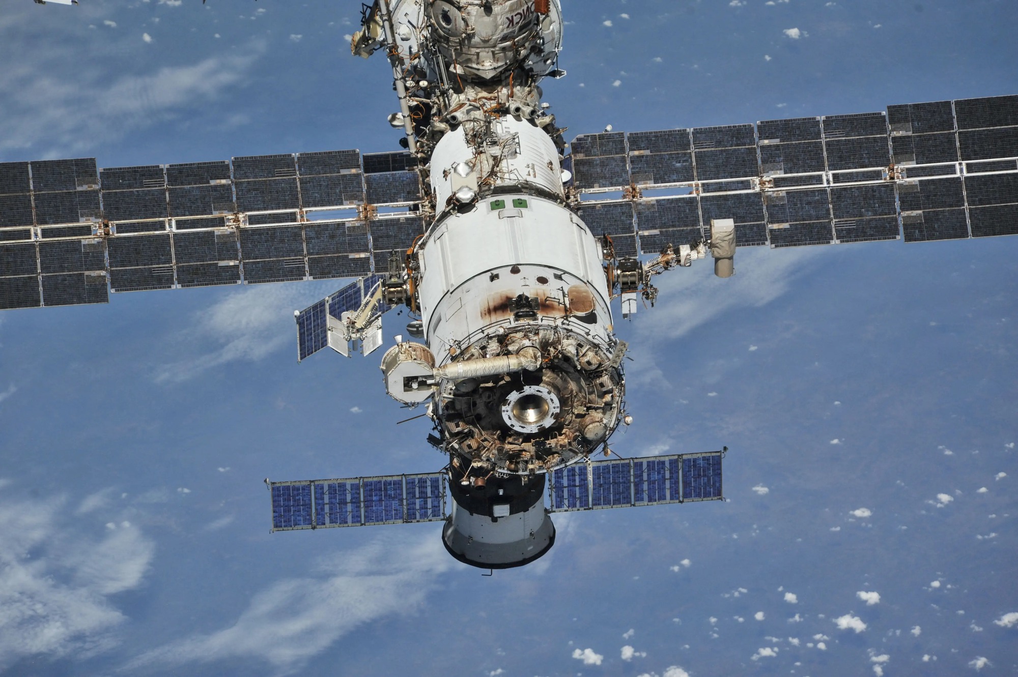 Không cần nhờ SpaceX, Nga sẽ tự phóng tàu vũ trụ mới để thay thế phương tiện đang bị rò rỉ trên ISS - Ảnh 2.