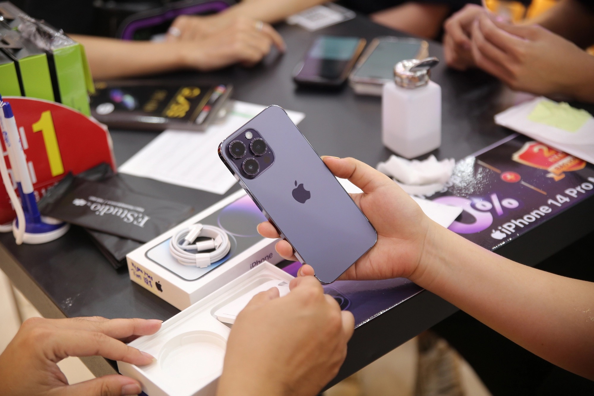 Informasi nyata Apple tidak menjamin kesalahan layar iPhone 14 Pro di Vietnam - Foto 3.