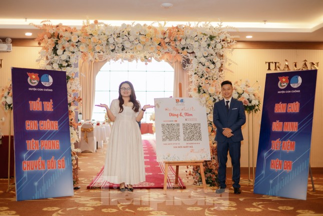 Thú vị đám cưới thời 4.0 ở Nghệ An, in hẳn QR Code để khách chuyển tiền mừng - Ảnh 1.