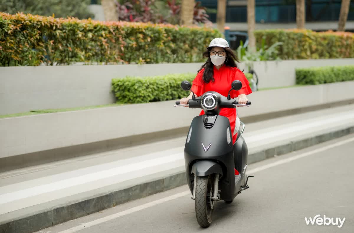 Dạo phố Hà Nội ngày cận Tết với Vinfast Evo 200, iPhone 14 Pro và Sony WH-1000XM5 - Ảnh 2.